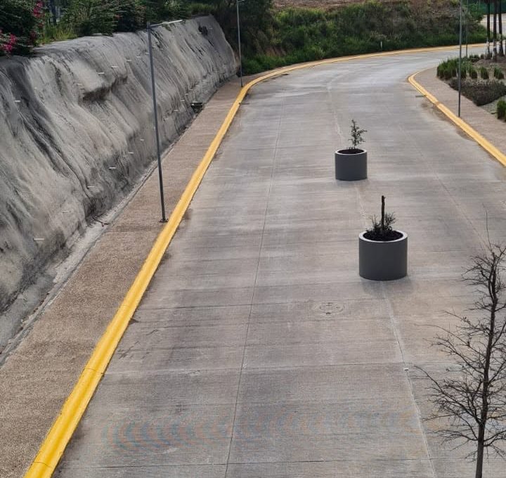 Vialidad de concreto con guarniciones pintadas de amarillo