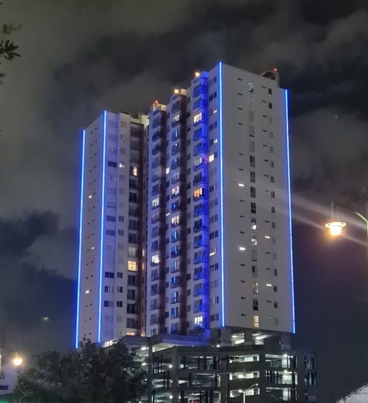 Torre de departamentos de noche con tiras de luz LED azul