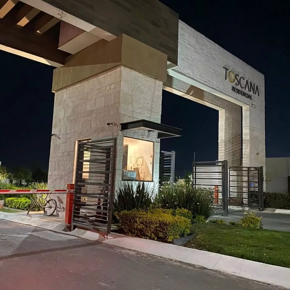 Acceso de Toscana Residencial de noche